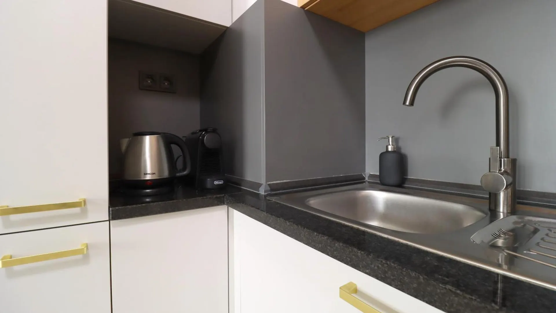 דירות בודפשט Kazinczy 2Bdr With Ac, Smart Tv